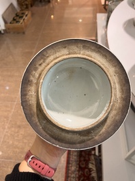 Deux pots couverts et un vase en porcelaine de Chine famille rose &agrave; d&eacute;cor floral et d'antiquit&eacute;s, 19&egrave;me/20&egrave;me si&egrave;cle