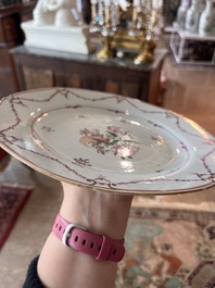 Huit assiettes en porcelaine de Chine famille rose &agrave; d&eacute;cor floral, 18&egrave;me si&egrave;cle
