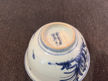 Bol en porcelaine de Chine bleu et blanc &agrave; d&eacute;cor d'oiseaux parmi des branches fleuries, marque et &eacute;poque de Jiajing