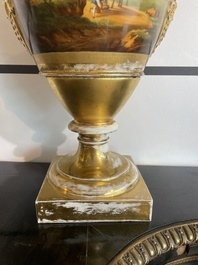 Paire de beaux vases Empire en porcelaine de Paris dor&eacute;e et polychrome &agrave; d&eacute;cor de paysages anim&eacute;s, France, premi&egrave;re moiti&eacute; du 19&egrave;me si&egrave;cle