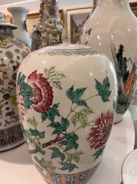 Deux pots couverts et un vase en porcelaine de Chine famille rose &agrave; d&eacute;cor floral et d'antiquit&eacute;s, 19&egrave;me/20&egrave;me si&egrave;cle