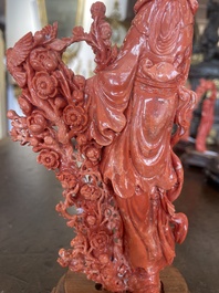 Figure d'une dame avec un oiseau en corail rouge sculpt&eacute;, Chine, 19&egrave;me/20&egrave;me