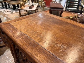 Table d'autel en bois sculpt&eacute; au plateau en bois de racine, Chine, 20&egrave;me si&egrave;cle