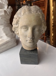 Apr&egrave;s les antiques: T&ecirc;te de dame, marbre sculpt&eacute; sur un socle en marbre, fin du 18&egrave;me si&egrave;cle