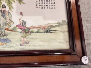 Plaque en porcelaine de Chine famille rose &agrave; d&eacute;cor d'immortel et son serviteur, R&eacute;publique, 20&egrave;me si&egrave;cle