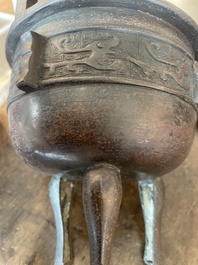 Br&ucirc;le-parfum tripod en bronze au couvercle en bois sculpt&eacute; &agrave; prise en turquoise, Chine, 19&egrave;me si&egrave;cle