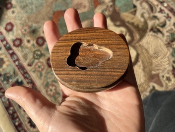 Une t&ecirc;te de bouddha sculpt&eacute;e en jad&eacute;&iuml;te, un tigre en pierre dure et un seau, Chine, 19&egrave;me/20&egrave;me si&egrave;cle