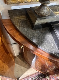 Jean Joseph Chapuis (1765-1864): Buffet Empire de forme demi-lune en placage d'acajou flamm&eacute; aux montures en bronze et dessus en marbre