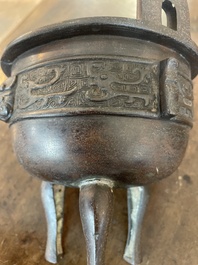 Br&ucirc;le-parfum tripod en bronze au couvercle en bois sculpt&eacute; &agrave; prise en turquoise, Chine, 19&egrave;me si&egrave;cle