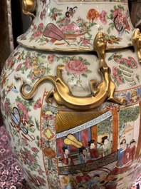 Paire de vases en porcelaine de Chine famille rose de Canton &agrave; d&eacute;cor floral, de sc&egrave;nes de palais et d'antiquit&eacute;s, 19&egrave;me si&egrave;cle