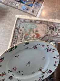 Huit assiettes en porcelaine de Chine famille rose &agrave; d&eacute;cor floral, 18&egrave;me si&egrave;cle