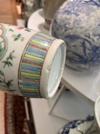 Deux pots couverts et un vase en porcelaine de Chine famille rose &agrave; d&eacute;cor floral et d'antiquit&eacute;s, 19&egrave;me/20&egrave;me si&egrave;cle