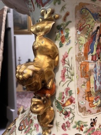 Paire de vases en porcelaine de Chine famille rose de Canton &agrave; d&eacute;cor floral, de sc&egrave;nes de palais et d'antiquit&eacute;s, 19&egrave;me si&egrave;cle