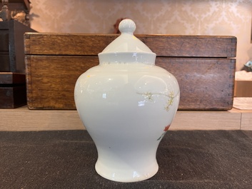 Cinq vases en porcelaine de Chine en bleu et blanc, famille rose et famille verte, 19&egrave;me/20&egrave;me si&egrave;cle
