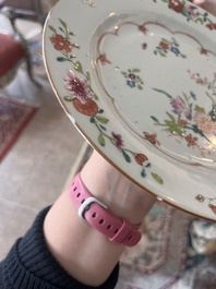 Huit assiettes en porcelaine de Chine famille rose &agrave; d&eacute;cor floral, 18&egrave;me si&egrave;cle