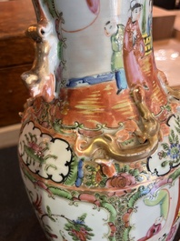 Trois paires de vases en porcelaine de Chine famille rose de Canton &agrave; d&eacute;cor floral et de sc&egrave;nes de palais, 19&egrave;me si&egrave;cle