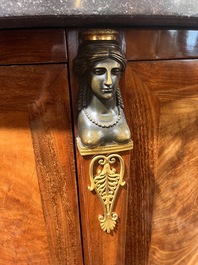 Jean Joseph Chapuis (1765-1864): Buffet Empire de forme demi-lune en placage d'acajou flamm&eacute; aux montures en bronze et dessus en marbre