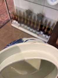 Vase couvert en porcelaine de Chine en bleu et blanc &agrave; d&eacute;cor de rinceaux de lotus, Kangxi