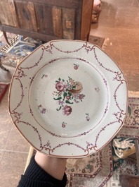 Huit assiettes en porcelaine de Chine famille rose &agrave; d&eacute;cor floral, 18&egrave;me si&egrave;cle