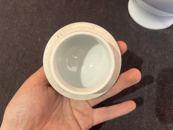 Cinq vases en porcelaine de Chine en bleu et blanc, famille rose et famille verte, 19&egrave;me/20&egrave;me si&egrave;cle