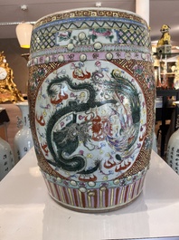 Paire de tabourets en porcelaine de Chine famille rose &agrave; d&eacute;cor de dragons et de ph&eacute;nix, 19&egrave;me si&egrave;cle