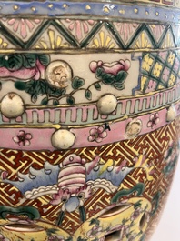 Paire de tabourets en porcelaine de Chine famille rose &agrave; d&eacute;cor de dragons et de ph&eacute;nix, 19&egrave;me si&egrave;cle