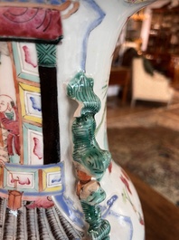 Vase en porcelaine de Chine famille rose &agrave; sujet narratif, 19&egrave;me si&egrave;cle