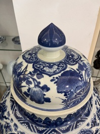 Vase couvert en porcelaine de Chine en bleu et blanc &agrave; d&eacute;cor de rinceaux de lotus, Kangxi