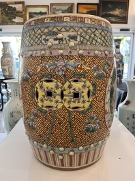 Paire de tabourets en porcelaine de Chine famille rose &agrave; d&eacute;cor de dragons et de ph&eacute;nix, 19&egrave;me si&egrave;cle