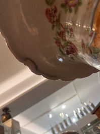 Paire de vases en porcelaine de Chine famille rose de Canton &agrave; d&eacute;cor floral, de sc&egrave;nes de palais et d'antiquit&eacute;s, 19&egrave;me si&egrave;cle