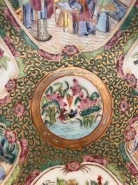 Bol lob&eacute; en porcelaine de Chine famille rose de Canton &agrave; d&eacute;cor de sc&egrave;nes de palais, de faune et de flore, 19&egrave;me si&egrave;cle