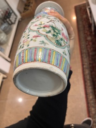 Deux pots couverts et un vase en porcelaine de Chine famille rose &agrave; d&eacute;cor floral et d'antiquit&eacute;s, 19&egrave;me/20&egrave;me si&egrave;cle