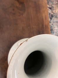 Paire de vases en porcelaine de Chine famille rose &agrave; d&eacute;cor de dame et des enfants dans un jardin de palais jouant avec un chat, 19&egrave;me/20&egrave;me s.