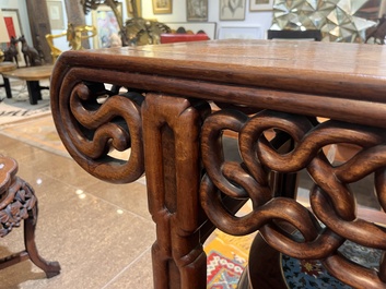 Table d'autel en bois sculpt&eacute; au plateau en bois de racine, Chine, 20&egrave;me si&egrave;cle