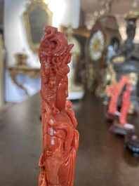 Figure d'une dame avec un oiseau en corail rouge sculpt&eacute;, Chine, 19&egrave;me/20&egrave;me