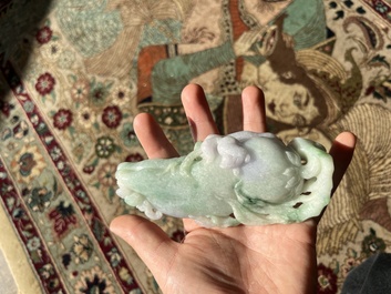 Une t&ecirc;te de bouddha sculpt&eacute;e en jad&eacute;&iuml;te, un tigre en pierre dure et un seau, Chine, 19&egrave;me/20&egrave;me si&egrave;cle