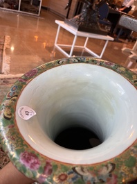 Paire de vases en porcelaine de Chine famille rose de Canton &agrave; d&eacute;cor floral et de sc&egrave;nes de palais, 19&egrave;me si&egrave;cle