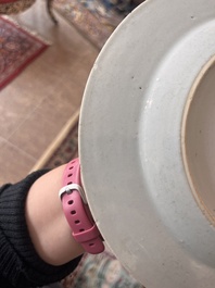 Huit assiettes en porcelaine de Chine famille rose &agrave; d&eacute;cor floral, 18&egrave;me si&egrave;cle