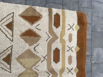 Tapis europ&eacute;en en laine &agrave; d&eacute;cor g&eacute;om&eacute;trique de style Art D&eacute;co, seconde moiti&eacute; du 20&egrave;me si&egrave;cle