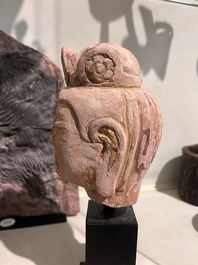 T&ecirc;te de Guanyin en pierre sculpt&eacute;e aux traces de dorure et de polychromie, Chine, probablement Tang