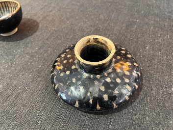 Paire de supports de bols en porcelaine &eacute;maill&eacute;e en brun et noire de style Song, Chine, probablement 20&egrave;me si&egrave;cle