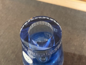 Vase en verre bleu clair &agrave; d&eacute;cor grav&eacute;, Chine, 20&egrave;me si&egrave;cle