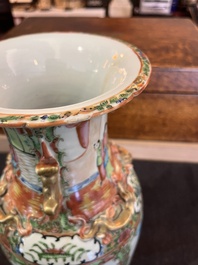 Trois paires de vases en porcelaine de Chine famille rose de Canton &agrave; d&eacute;cor floral et de sc&egrave;nes de palais, 19&egrave;me si&egrave;cle