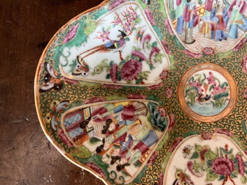 Bol lob&eacute; en porcelaine de Chine famille rose de Canton &agrave; d&eacute;cor de sc&egrave;nes de palais, de faune et de flore, 19&egrave;me si&egrave;cle