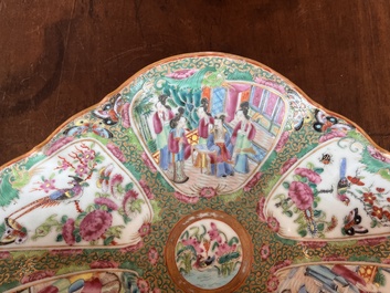 Bol lob&eacute; en porcelaine de Chine famille rose de Canton &agrave; d&eacute;cor de sc&egrave;nes de palais, de faune et de flore, 19&egrave;me si&egrave;cle