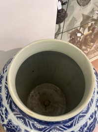 Vase couvert en porcelaine de Chine en bleu et blanc &agrave; d&eacute;cor de rinceaux de lotus, Kangxi