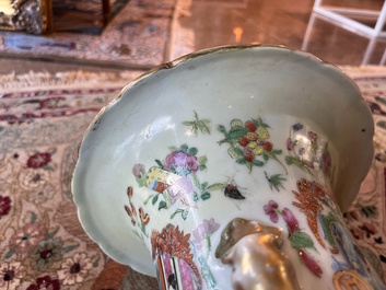 Paire de vases en porcelaine de Chine famille rose de Canton &agrave; d&eacute;cor floral et de sc&egrave;nes de palais, 19&egrave;me si&egrave;cle