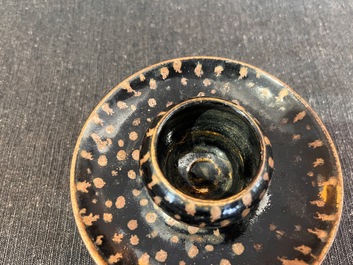 Paire de supports de bols en porcelaine &eacute;maill&eacute;e en brun et noire de style Song, Chine, probablement 20&egrave;me si&egrave;cle