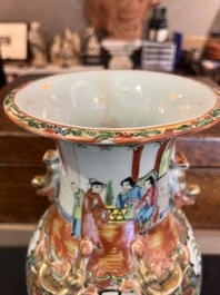 Trois paires de vases en porcelaine de Chine famille rose de Canton &agrave; d&eacute;cor floral et de sc&egrave;nes de palais, 19&egrave;me si&egrave;cle