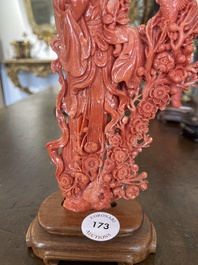 Figure d'une dame avec un oiseau en corail rouge sculpt&eacute;, Chine, 19&egrave;me/20&egrave;me